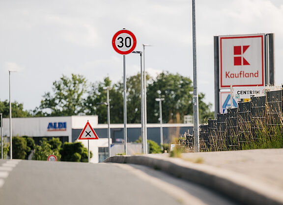 Eine Straße in Halver mit Gehweg und Radweg, was eher eine Seltenheit ist